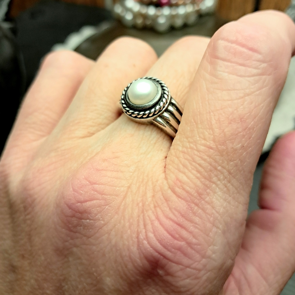 Vintage Designer Sterling Silver Cultured Pearl Ring, Size 8. - Picture 5 of 5